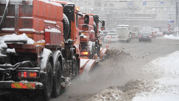 Чистка дорог от выпавшего снега в Москве. 31 января 2018