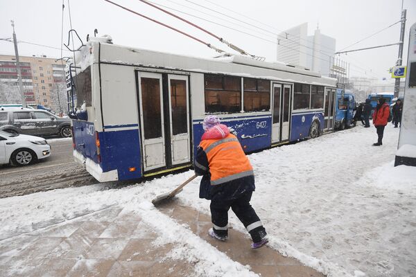 Сотрудники коммунальных служб убирают снег в Москве. 31 января 2018