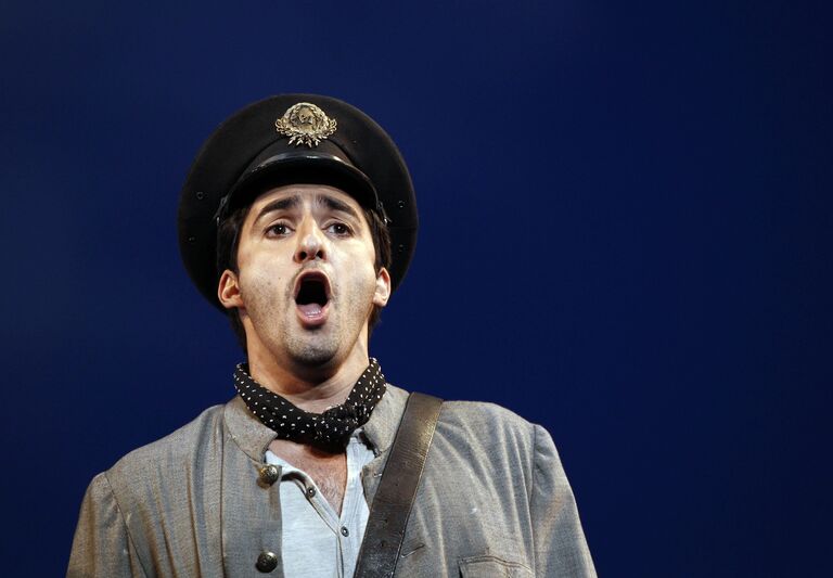 Чарльз Кастроново во время генеральной репетиции Il Postino в Лос-Анджелесе Чарльз Кастроново во время генеральной репетиции Il Postino в Лос-Анджелесе