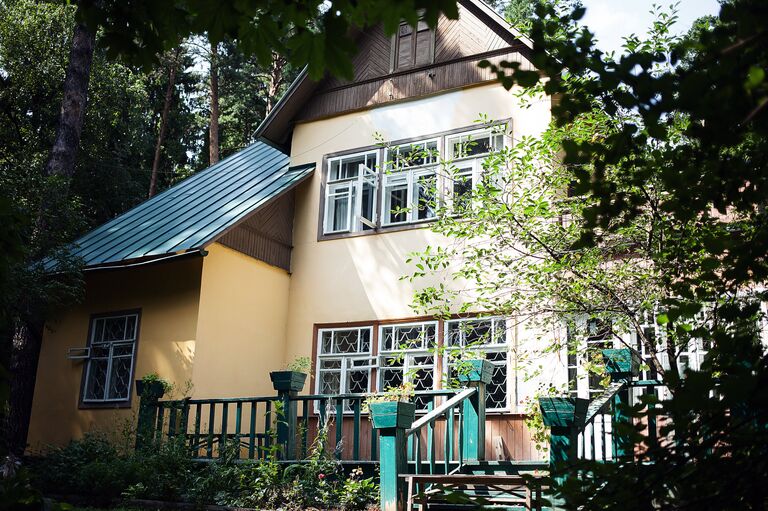 Вид на летнюю веранду дома-музея Корнея Чуковского в Переделкино Вид на летнюю веранду дома-музея Корнея Чуковского в Переделкино