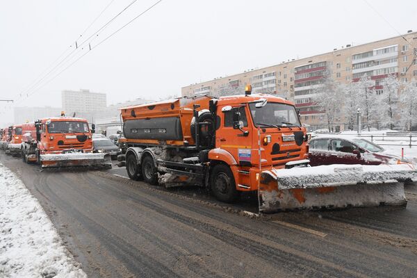 Чистка дорог от выпавшего снега в Москве. 31 января 2018