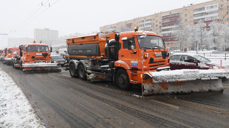 Чистка дорог от выпавшего снега в Москве. 31 января 2018