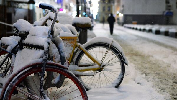 Велосипеды на тротуаре в Москве, занесенные снегом. 31 января 2018