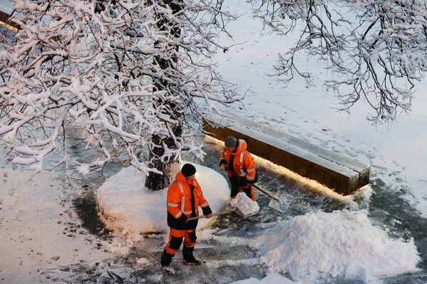 Сотрудники коммунальных служб убирают снег на улице в Москве. 31 января 2018