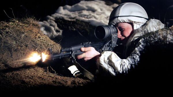 Разведчик-снайпер использующий во время ночных стрельб ручной автомат АК-103 с прицелом ночного видения
