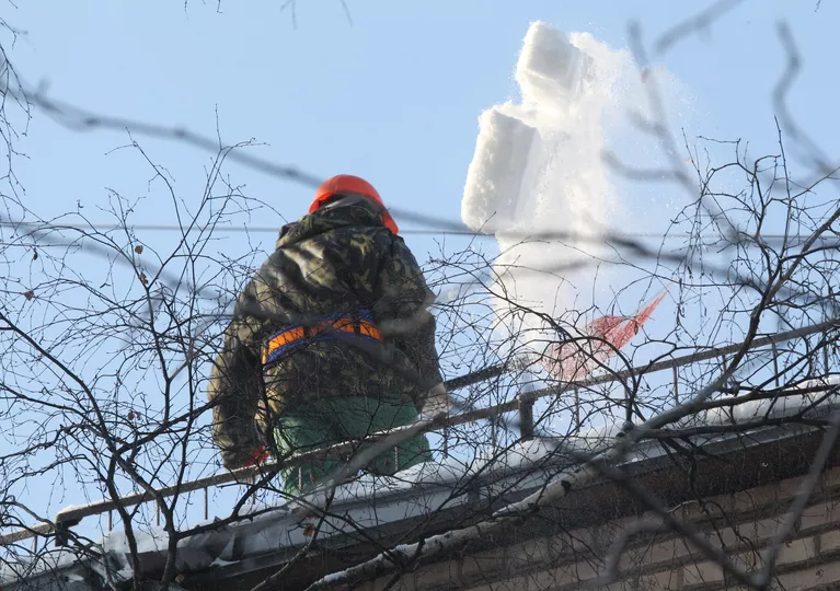 Очистка крыш от снега и льда в Москве Очистка крыш от снега и льда в Москве