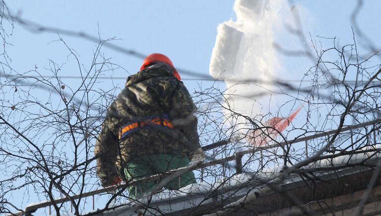 Очистка крыш от снега и льда в Москве