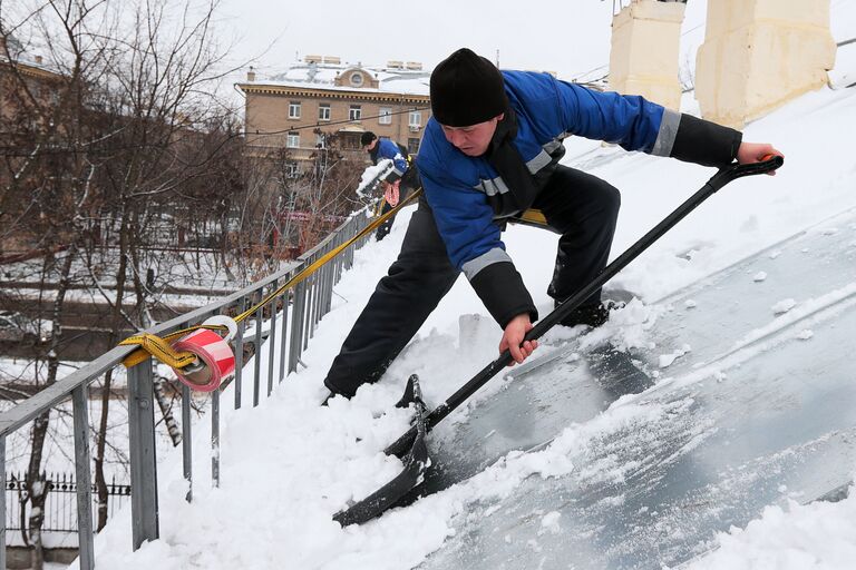 Очистка крыш от снега в Москве