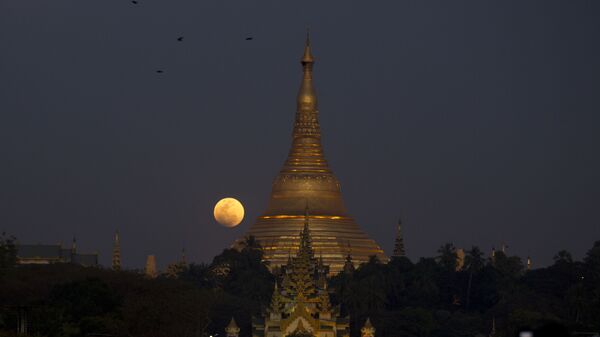 Полная луна над Пагодой Шведагона в Янгоне, Мьянма
