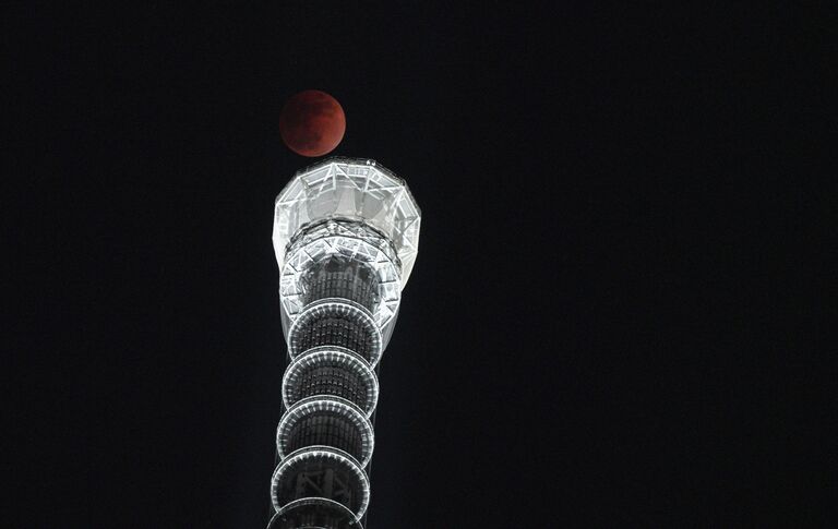 Полная луна на фоне башни Sky Tree в Токио