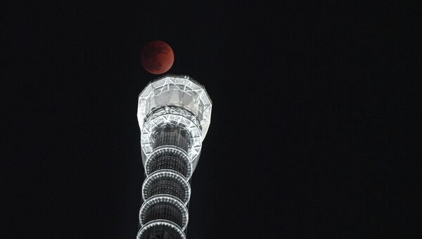 Полная луна на фоне башни Sky Tree в Токио