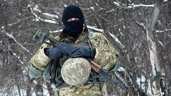 Военнослужащий вооруженных сил Украины на линии разграничения в Донбассе