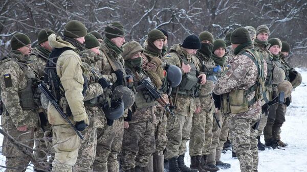 Военнослужащие вооруженных сил Украины на линии разграничения в Донбассе