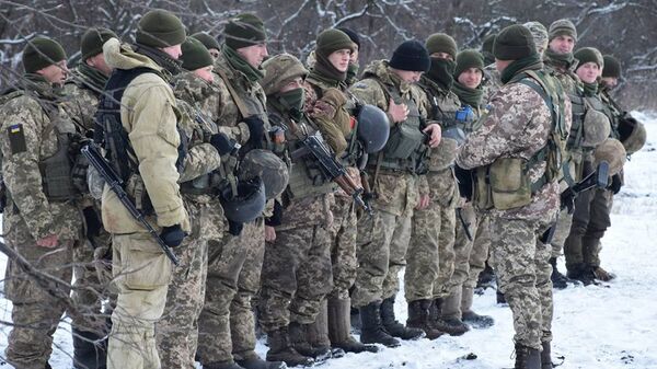 Военнослужащие вооруженных сил Украины на линии разграничения в Донбассе