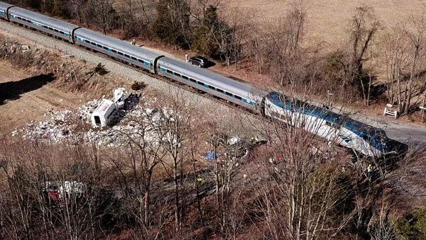 Место столкновения поезда Amtrak и мусоровоза в штате Виргиния. 31 января 2018