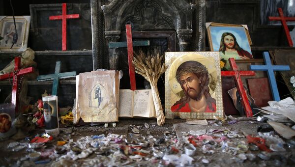Распятия и иконы в разрушенной церкви Непорочного Зачатия в Каракоше, Ирак