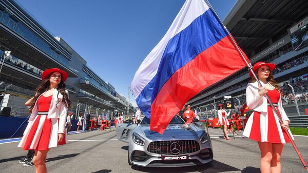 Грид герлз перед стартом гонки на российском этапе чемпионата мира по кольцевым автогонкам в классе Формула-1