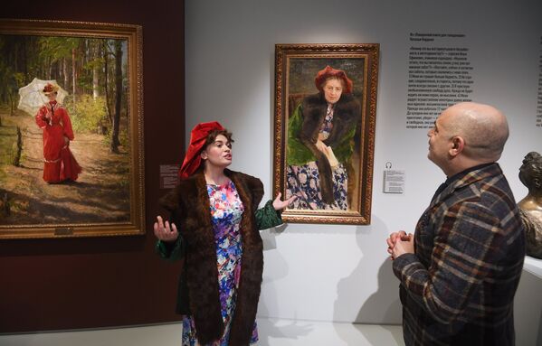 Посетители на выставке Жены в Музее русского импрессионизма в Москве
