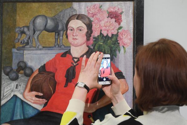 Посетительница на выставке Жены в Музее русского импрессионизма в Москве