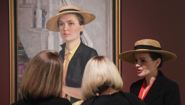 Посетители на выставке Жены в Музее русского импрессионизма в Москве
