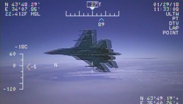 Стоп-кадр видео перехвата американского самолета-разведчика EP-3 над Черным морем