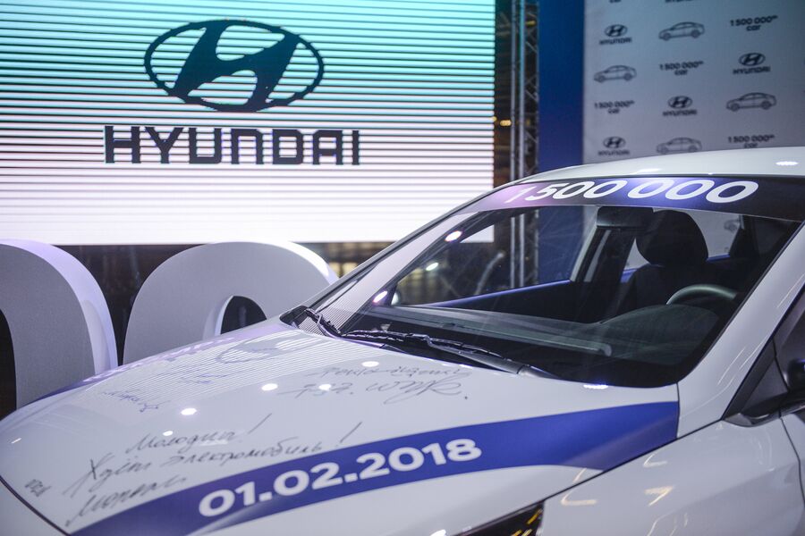 На церемонии выпуска полуторамиллионного автомобиля компании Hyunday Motor на заводе в Санкт-Петербурге. 1 февраля 2018