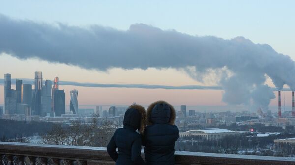 Люди на смотровой площадке в Москве