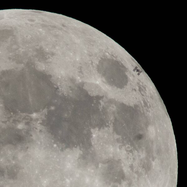 Международная космическая станция пролетает мимо Луны во время полнолуния. 30 января 2018 года