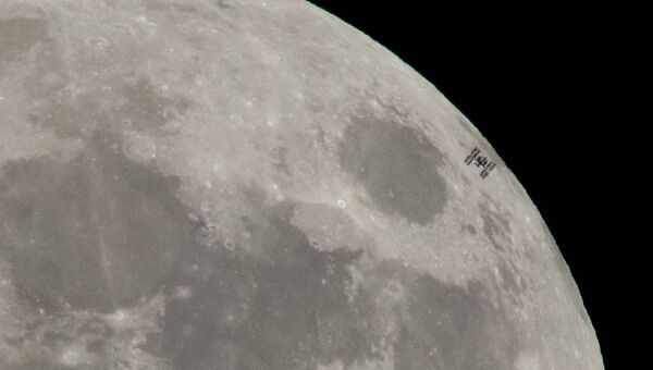 Международная космическая станция пролетает мимо Луны во время полнолуния, архивное фото