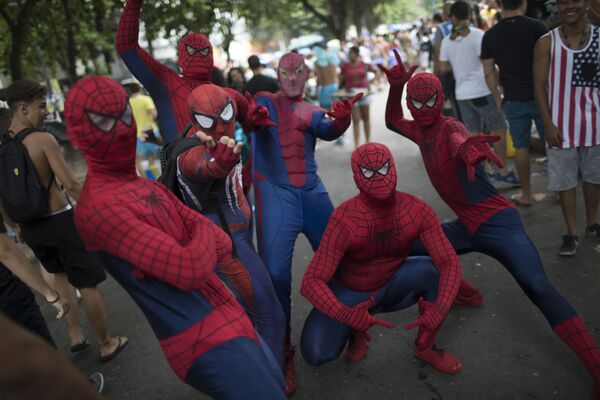 Участники карнавала Desliga da Justica в костюмах человека-паука в Рио-де-Жанейро