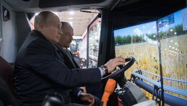 Владимир Путин во время посещения ОАО Ростсельмаш в ходе рабочей поездки в Ростов-на-Дону. 1 февраля 2018