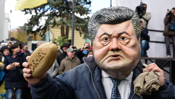 Ряженый в костюме президента Украины Петра Порошенко во время вече у здания Верховной рады в Киеве. Архивное фото