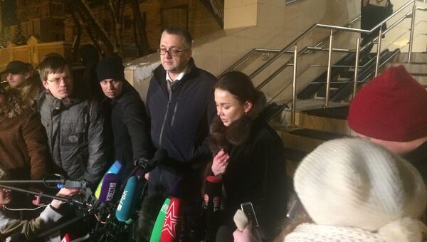 Адвокат и жена Никиты Белых разговаривают с журналистами после оглашения приговора
