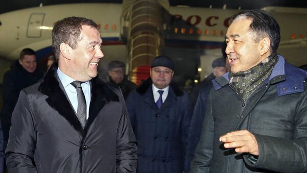 Дмитрий Медведев и премьер-министр Казахстана Бакытжан Сагинтаев во время встречи в аэропорту Астаны. 1 февраля 2018