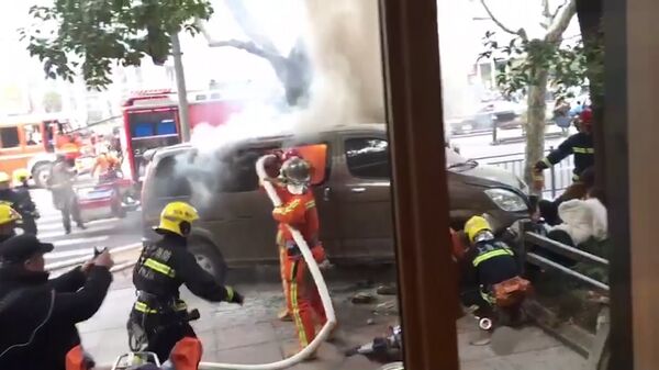 Автофургон в Шанхае въехал в толпу пешеходов и загорелся. Кадры с места ЧП Автофургон в Шанхае въехал в толпу пешеходов и загорелся. Кадры с места ЧП
