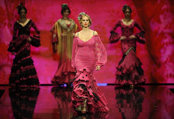 Модели во время показа коллекции Aurora Gavino на международной неделе моды фламенко в Севилье, Испания. 1 февраля 2018 года