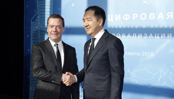 Дмитрий Медведев и премьер-министр Казахстана Бакытжан Сагинтаев  во время форума Цифровая повестка дня в эпоху глобализации в Алма-Ате. 2 февраля 2018