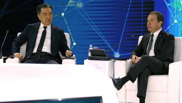Дмитрий Медведев и премьер-министр Казахстана Бакытжан Сагинтаев на пленарной сессии международного форума Цифровая повестка дня в эпоху глобализации в Алма-Ате. 2 февраля 2018 2февраля 2018