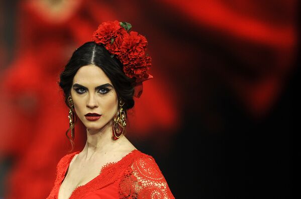 Модель во время показа коллекции Aurora Gavino на международной неделе моды фламенко в Севилье, Испания. 1 февраля 2018 год