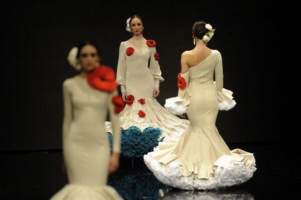 Показ коллекции дизайнера Pedro Bejar на международной неделе моды фламенко в Севилье, Испания. 1 февраля 2018 год