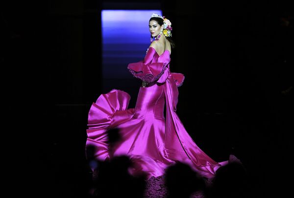 Модель во время показа коллекции Luis Fernandez на международной неделе моды фламенко в Севилье, Испания. 1 февраля 2018 год