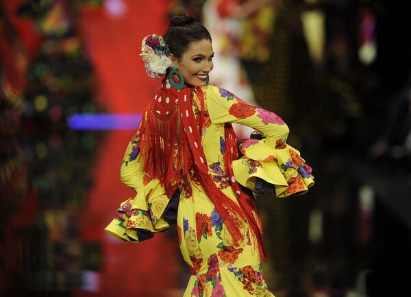 Модель во время показа коллекции дизайнера Pilar Vera на международной неделе моды фламенко в Севилье, Испания. 1 февраля 2018 год