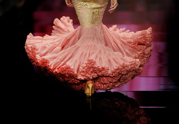 Показ коллекции дизайнера Alejandro Santizo на международной неделе моды фламенко в Севилье, Испания. 1 февраля 2018 год