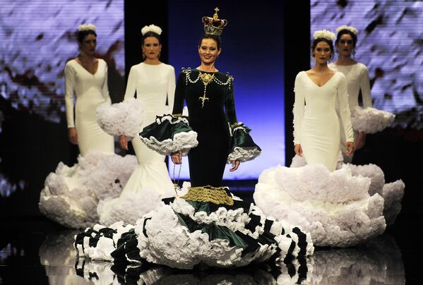 Модели во время показа коллекции дизайнера Alejandro Santizo на международной неделе моды фламенко в Севилье, Испания. 1 февраля 2018 год