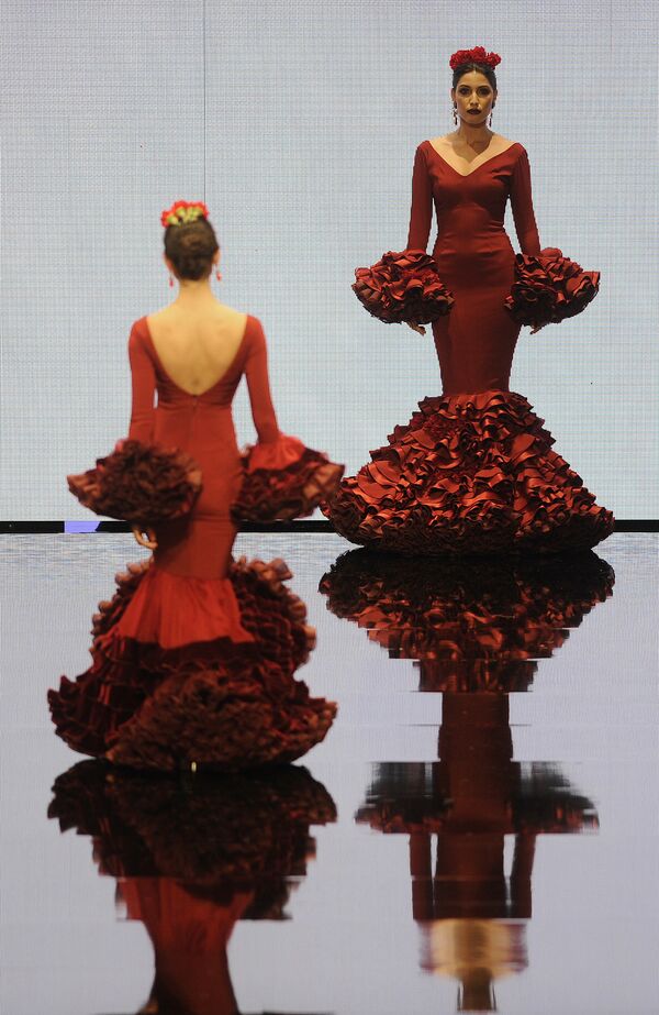 Модели во время показа коллекции дизайнера Alejandro Santizo на международной неделе моды фламенко в Севилье, Испания. 1 февраля 2018 год