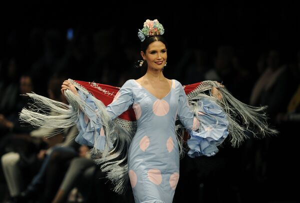 Модель во время показа коллекции дизайнера Angeles Copete на международной неделе моды фламенко в Севилье, Испания. 1 февраля 2018 год