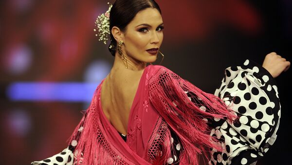 Модель во время показа коллекции дизайнера Lina на международной неделе моды фламенко в Севилье, Испания. 1 февраля 2018 год