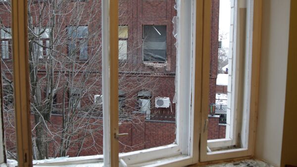 Вид из окна пострадавшей квартиры на поврежденные окна здания Минобороны ДНР в Донецке, в результате обстрела из гранатомета. 2 февраля 2018