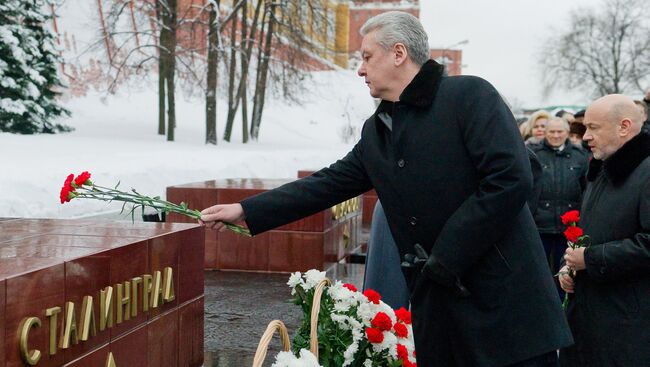 Мэр Москвы Сергей Собянин во время возложения цветов к Могиле Неизвестного Солдата в Александровском саду