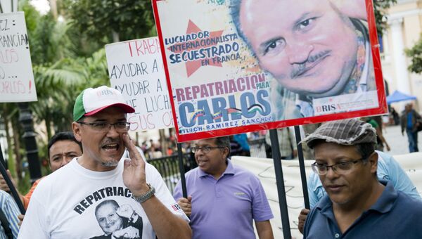 Владимир Рамирес Санчес во время демонстрации перед Министерством иностранных дел в Каракасе с требованием репатриации Карлоса Шакала из Франции, где он отбывает срок.  28 июня 2013 года